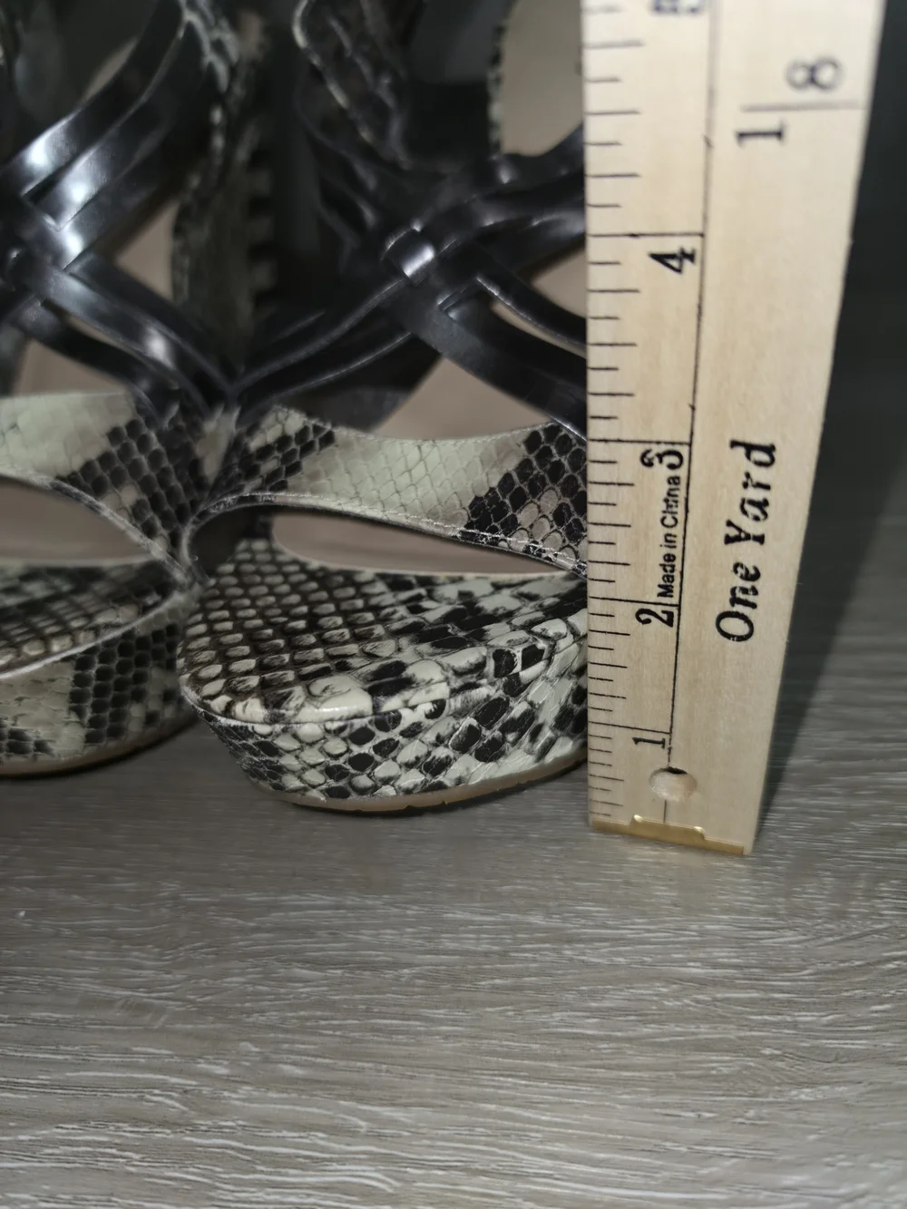 GUESS Women's Snake-Print Platform Wedge Sandals Beige/Black NWOT SIZE 9.5